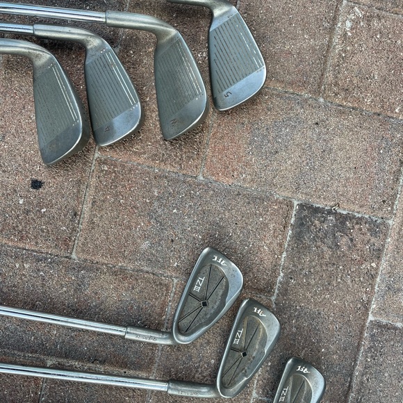 Golf clubs TZIII iron set 8 pc in right handed 
Steel shafts - Picture 3 of 9
